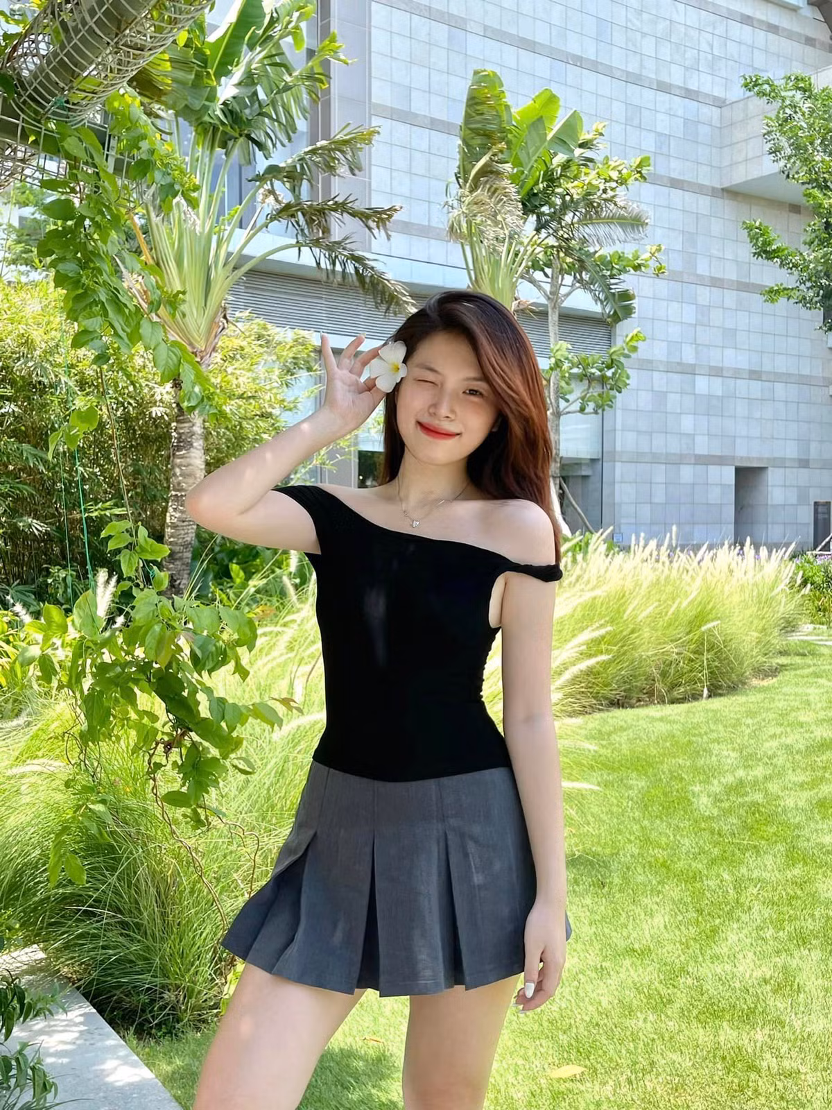 Trang tin Sharefie dành hẳn một bài viết về Thuỵ Hân. Cô được gọi là "hot girl đeo kính" khi ở thời điểm đó, Thuỵ Hân luôn gắn liền với cặp kính cận