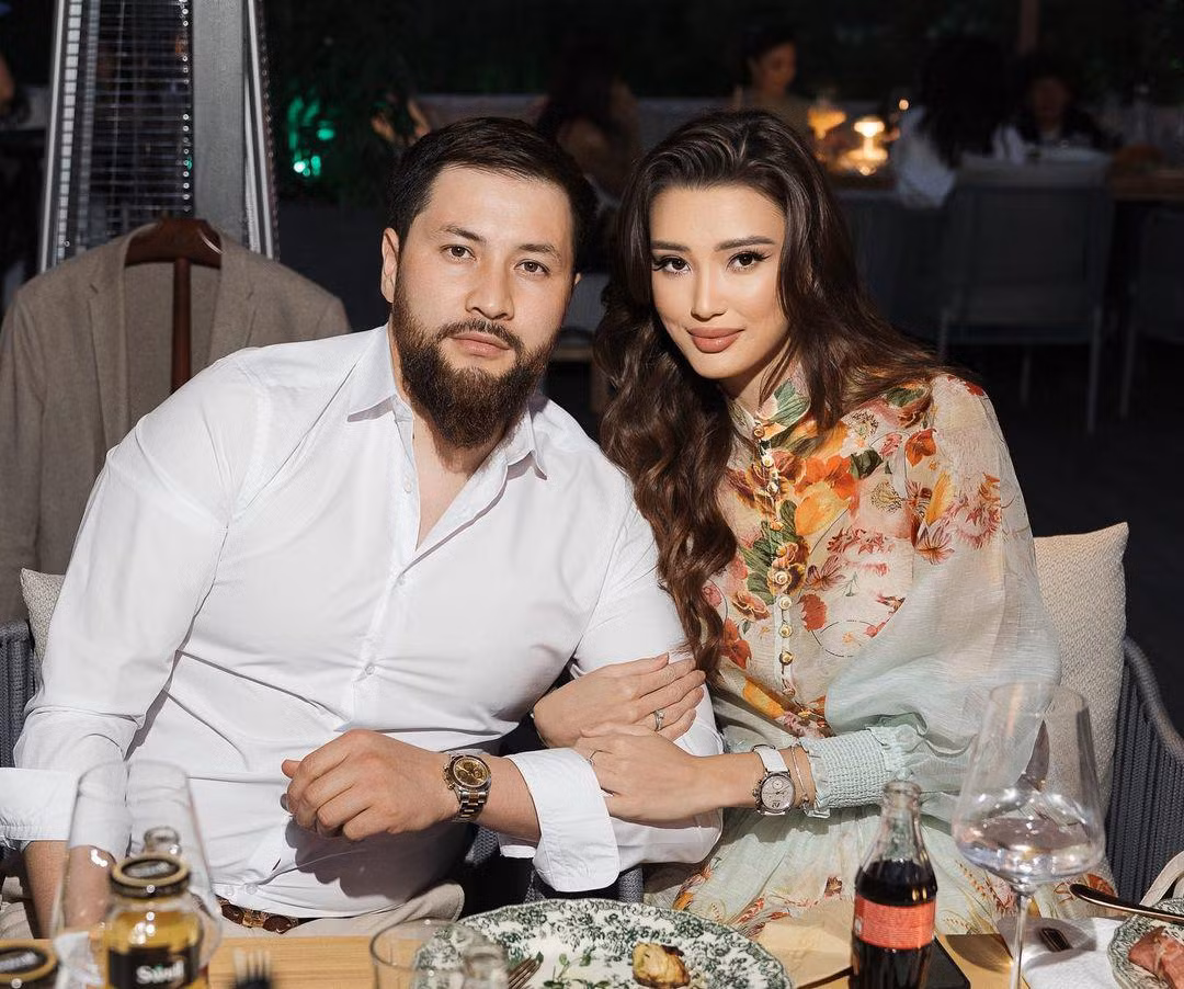 Một vài năm trở lại đây, Sabina Altynbekova bị nghi ngờ "trùng tu nhan sắc" bởi gương mặt có phần khác lạ và không được xinh đẹp như trước.