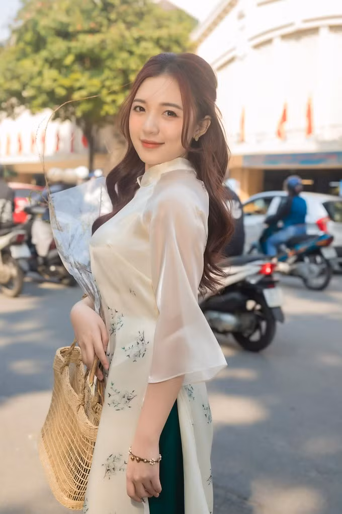 Theo dõi MC Phương Thảo trên MXH dễ dàng nhận thấy cô nàng thường xuyên cập nhật những hình ảnh xinh đẹp cùng nguồn năng lượng tích cực của mình.