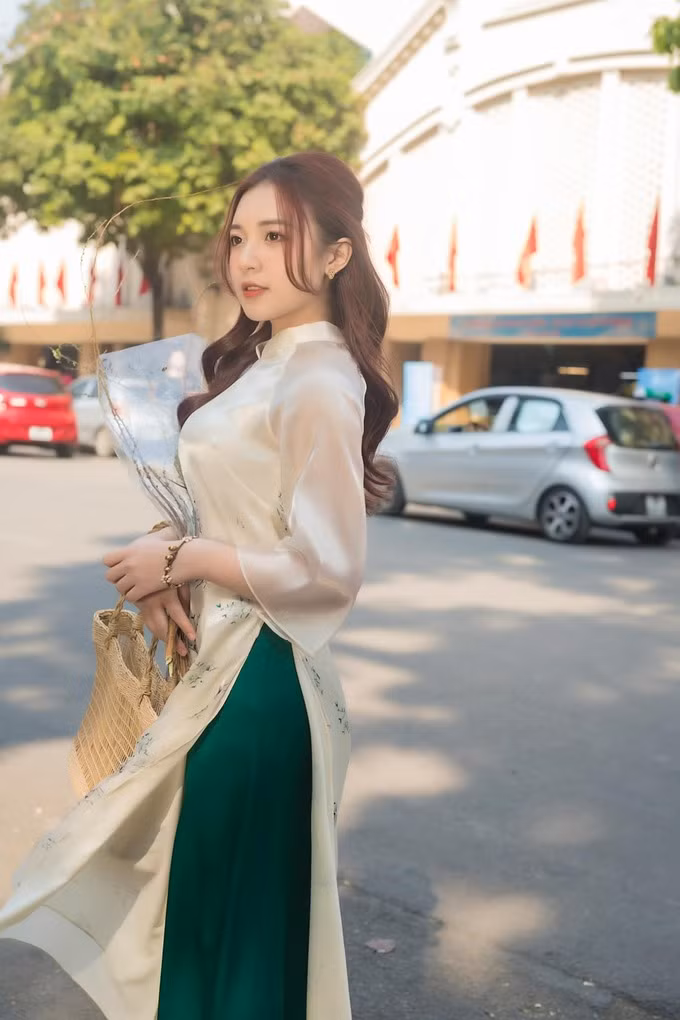 Dù ở trang phục nào, cô cũng dễ dàng nổi bật bởi nhan sắc xinh đẹp, rạng rỡ.