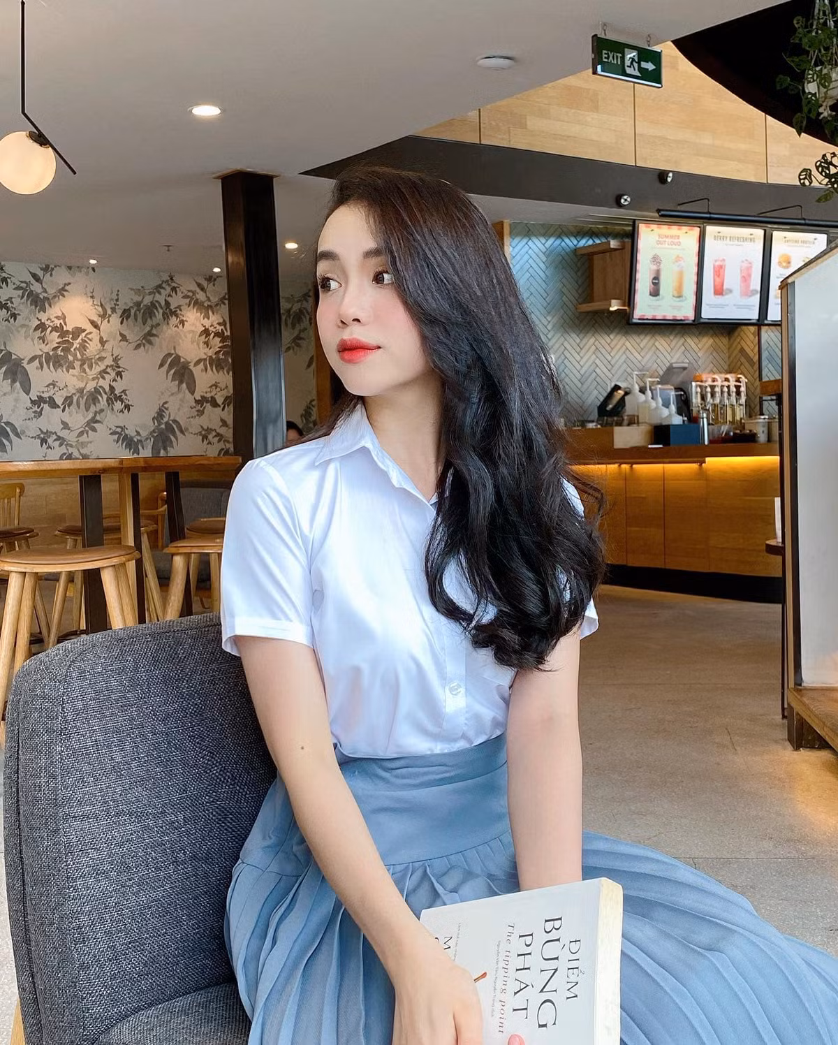 Trên trang cá nhân, nữ tiếp viên hàng không thường xuyên đăng tải những hình ảnh diện trang phục gợi cảm, đặc biệt là váy/áo tôn vòng 1, khai thác vẻ đẹp hình thể tối đa. Ảnh: FBNV