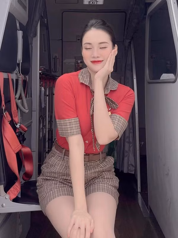 Nữ tiếp viên hàng không Việt Nam này còn được nhiều người biết đến khi xuất hiện trên chương trình Nóng cùng World Cup 2022 với vai trò là đại diện cho ĐT Thuỵ Sĩ.