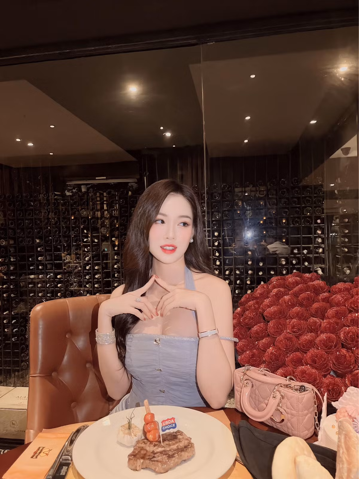 Khi rời đồng phục bay, hot girl tiếp viên hàng không thường lựa chọn trang phục thiên về sự nữ tính với những item nhẹ nhàng như váy.