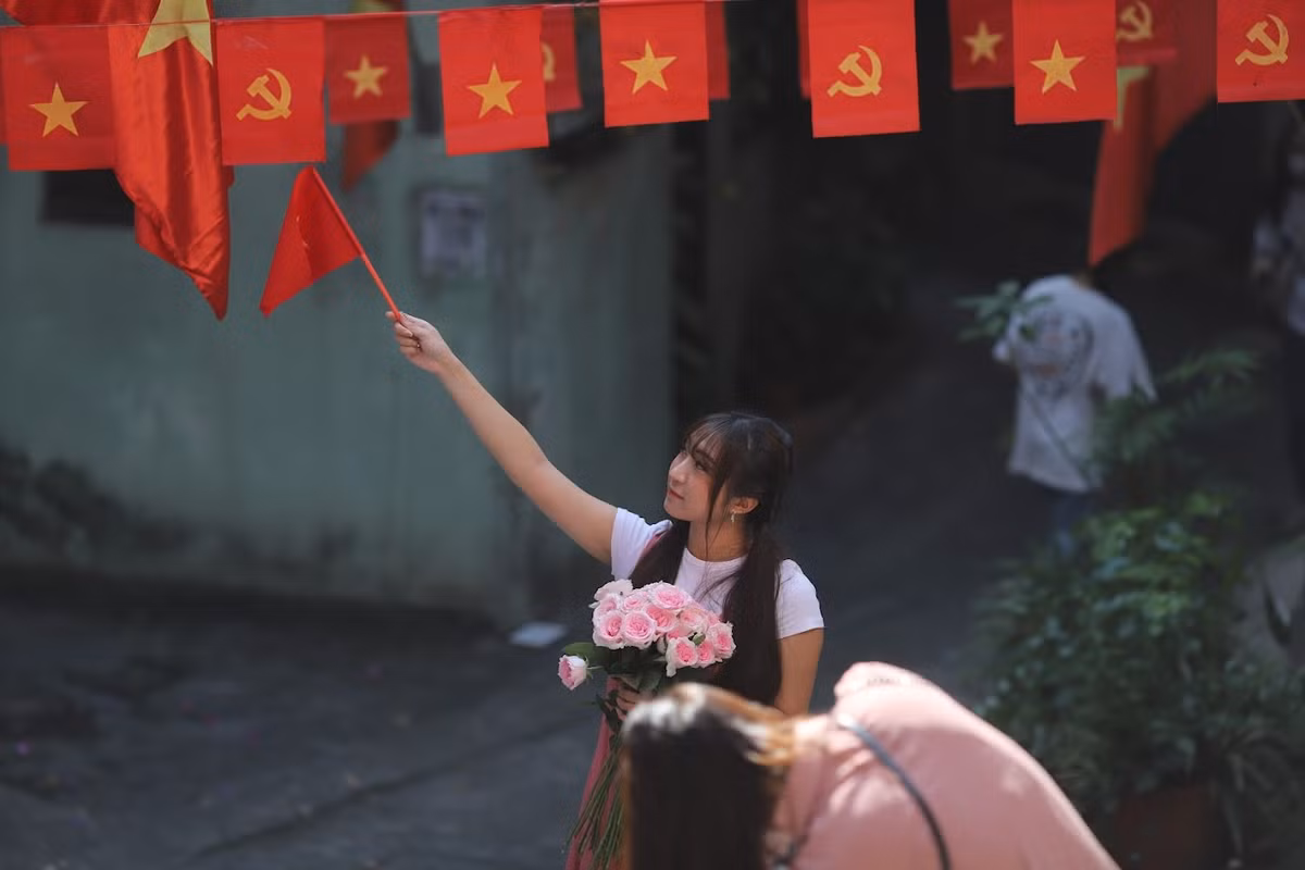 Chụp ảnh cùng với những lá cờ Tổ quốc là một trong những hoạt động được nhiều người yêu thích trong dịp nghỉ lễ 2/9, vậy nên những con ngõ rợp cờ như nơi đây hút nhiều bạn trẻ đến chụp ảnh là điều dễ hiểu.