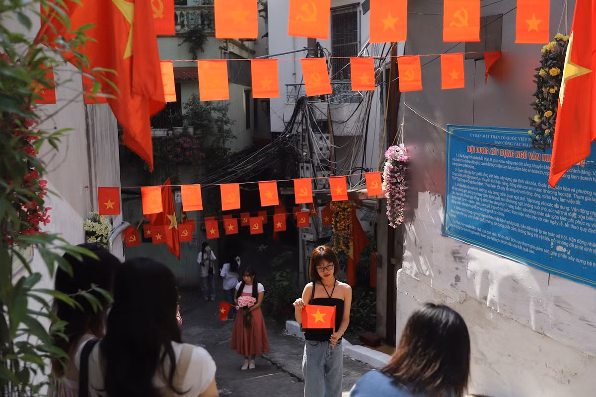 Con ngõ này mọi năm đều được trang trí như vậy vào ngày 2/9, tuy nhiên năm nay lại trở thành địa điểm check in được nhiều bạn trẻ biết đến, chụp ảnh.