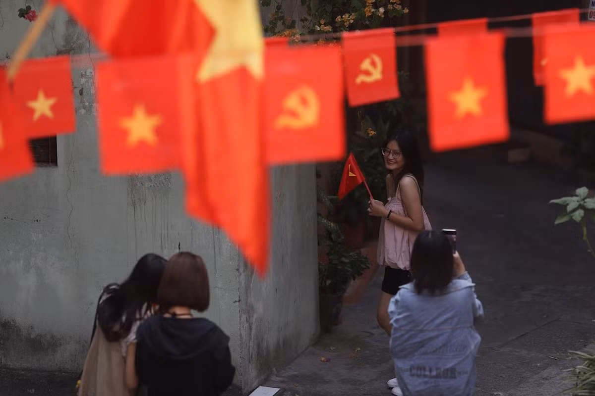 Dù chỉ nằm ẩn mình trên đường Yên Phụ, được trang trí đơn giản nhưng khung cảnh trong con ngõ 150 vẫn thu hút nhiêu bạn trẻ đến check in.