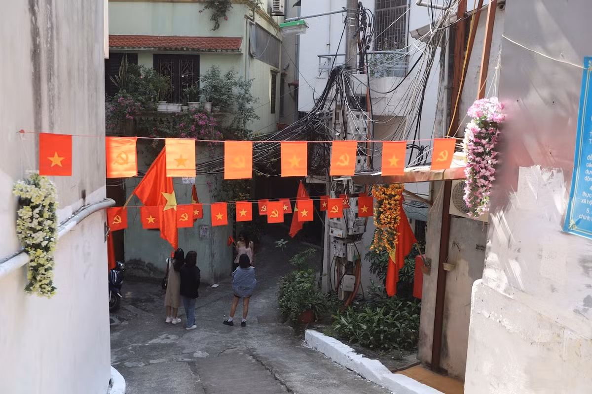 Điểm check in mới của giới trẻ dịp nghỉ lễ 2/9 này là con ngõ 150 Yên Phụ. Nơi đây được trang trí đơn giản với các dãy cờ và chùm hoa hai bên tường.