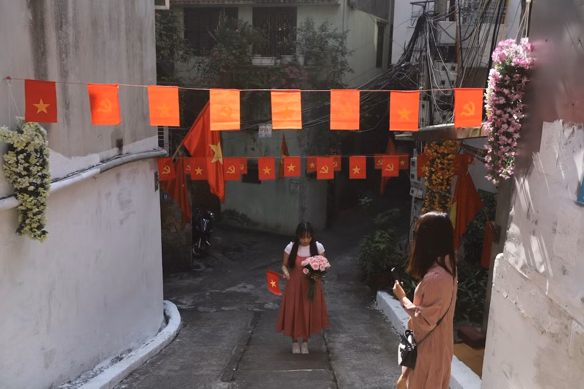 Vào ngày đầu tiên của kỳ nghỉ lễ con ngõ nhỏ này đã tiếp đón hàng trăm lượt người tới để chụp ảnh.