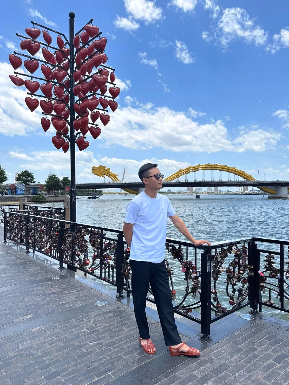 Thậm chí, trên trang cá nhân anh còn khoe vừa chốt được căn biệt thự tiền tỷ. Chưa biết thực hư Quang Linh Vlogs có định mua căn biệt thự sang trọng kia hay không, nhưng cư dân mạng đoán anh chàng chính là đại gia ngầm. Ảnh: FBNV