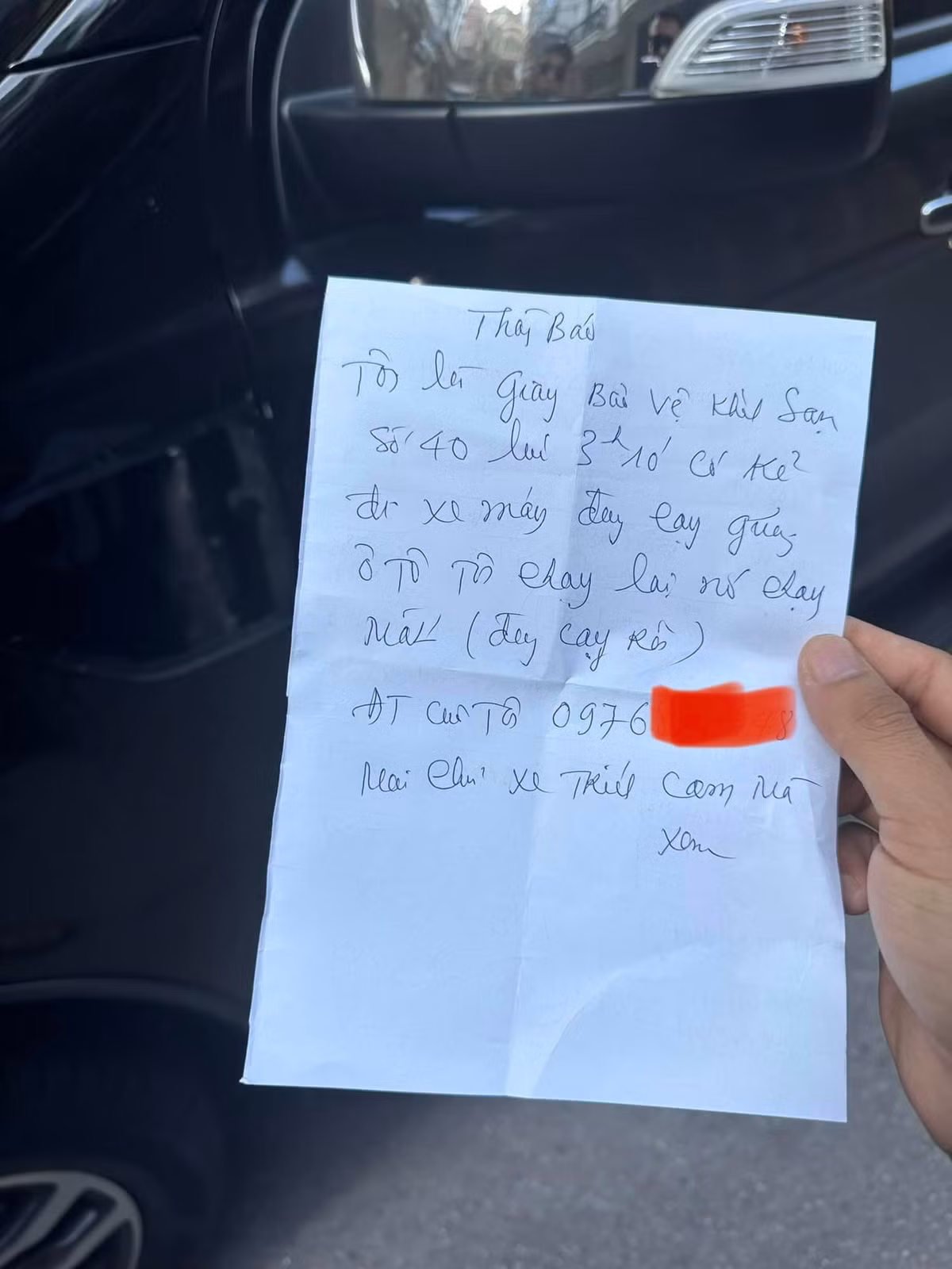 Trên tờ giấy, bác bảo vệ có ghi: “Tôi là bảo vệ khách sạn. Lúc 3h10 có kẻ đi xe máy đang cạy gương ô tô, chạy lại nó chạy mất. Điện thoại của tôi, chủ xe trích camera mà xem”.