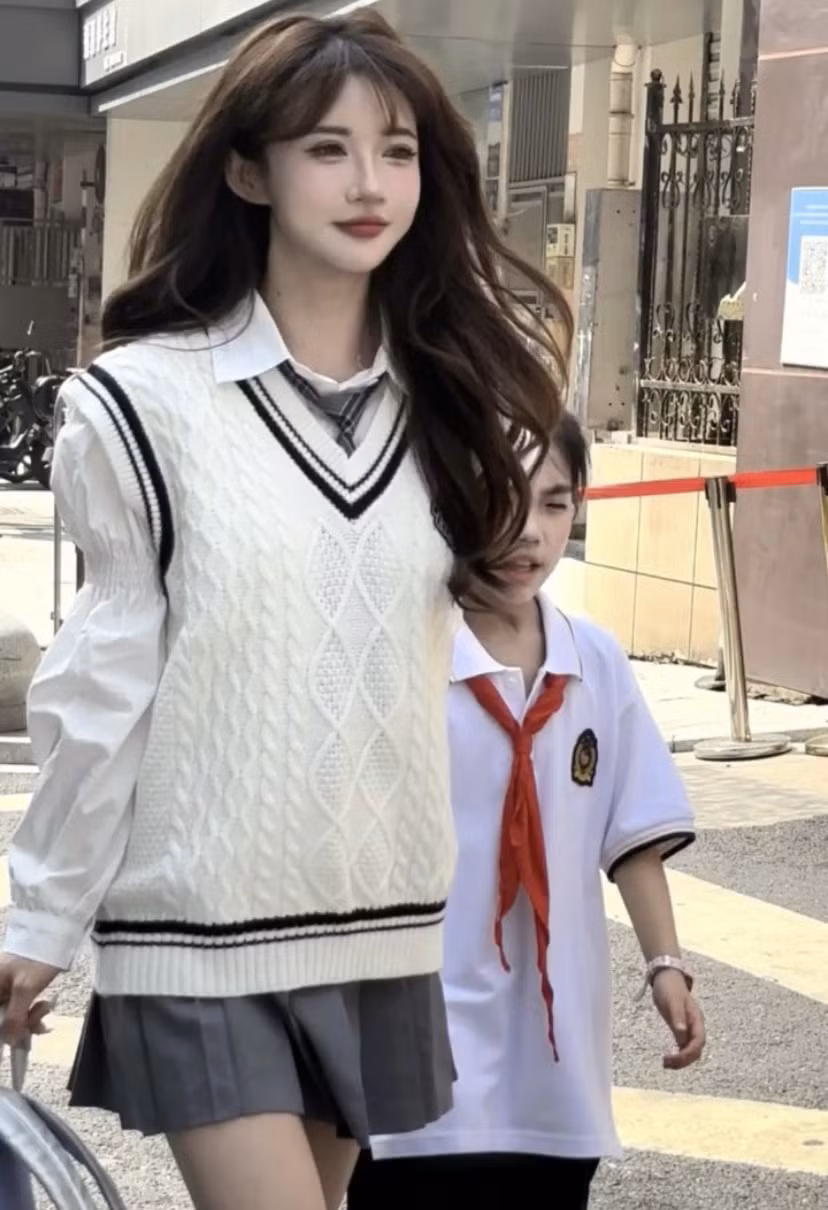 Mới đây, một bà mẹ nhanh chóng gây chú ý với phong cách thời trang quá trẻ trung khi đưa con tới trường.