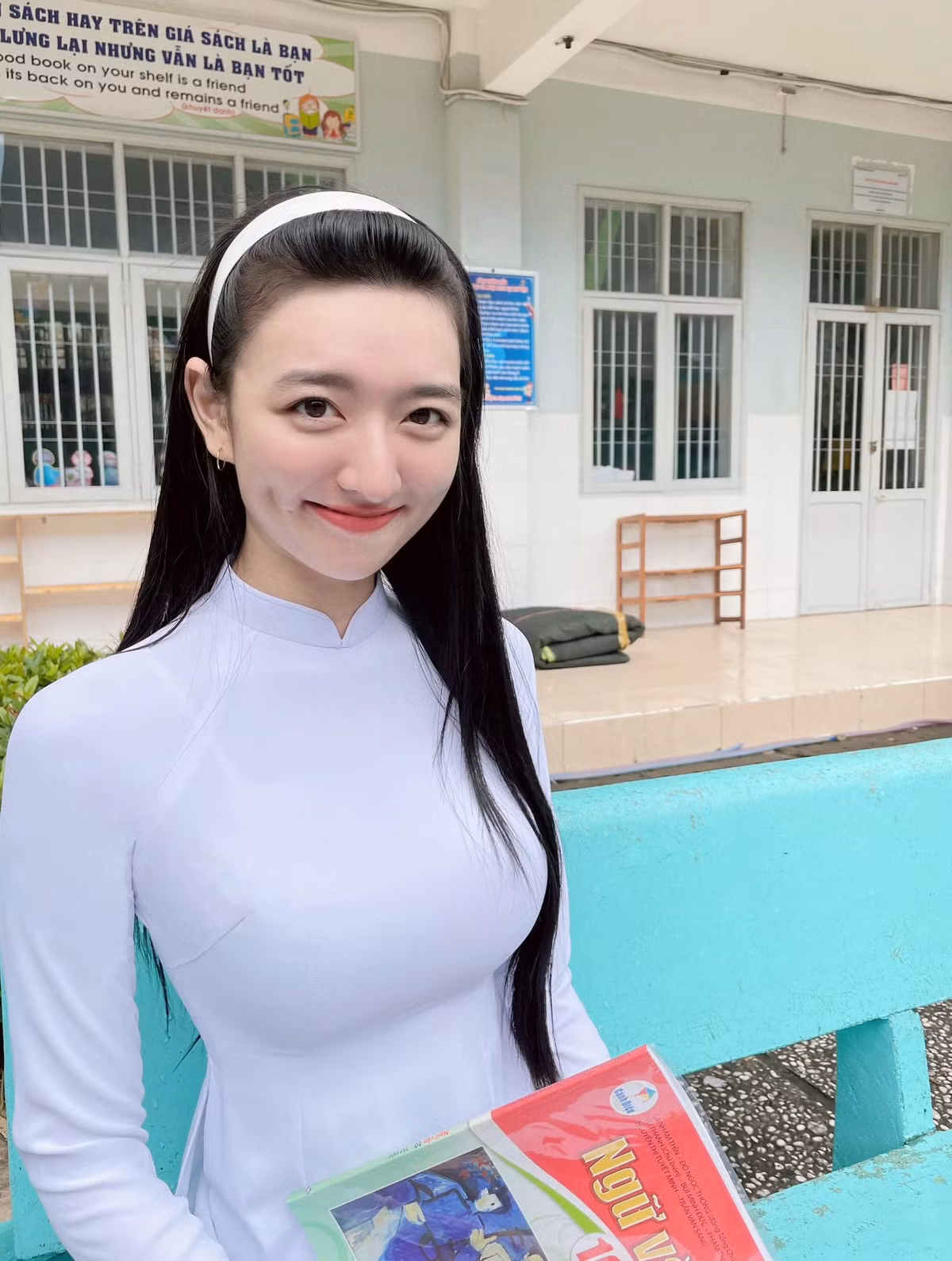 Dù chỉ chụp ở góc chân dung nhưng nếu là người tinh tế, bạn sẽ nhận ra, gái xinh Việt lai 3 dòng máu này cực khéo léo trong khoản ăn mặc.