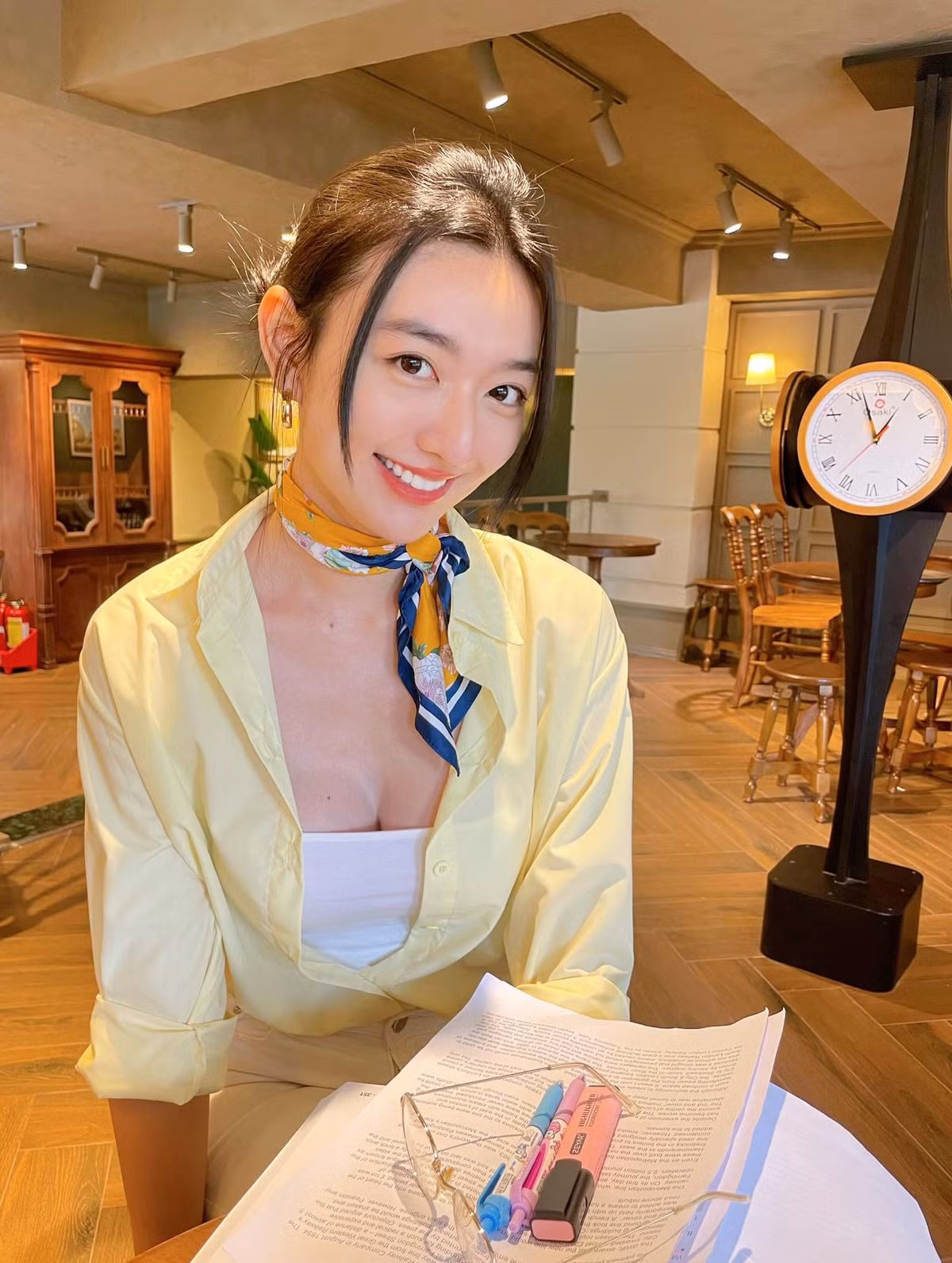 Hot girl 24 tuổi mang ba dòng máu Việt - Trung và Nhật. Cô tốt nghiệp Cao đẳng Văn hóa Nghệ thuật TP HCM.