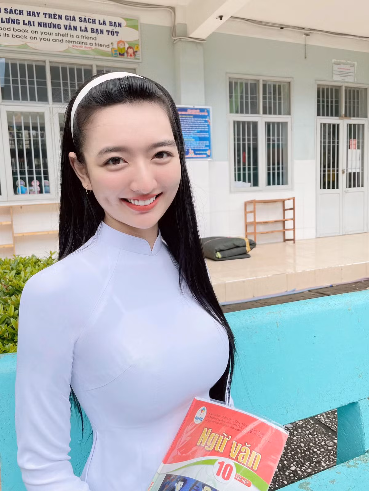 Lương Hồng Xuân Mai (sinh năm 1999) là cái tên nổi bật mạng xã hội gần đây nhờ nhan sắc xinh đẹp.
