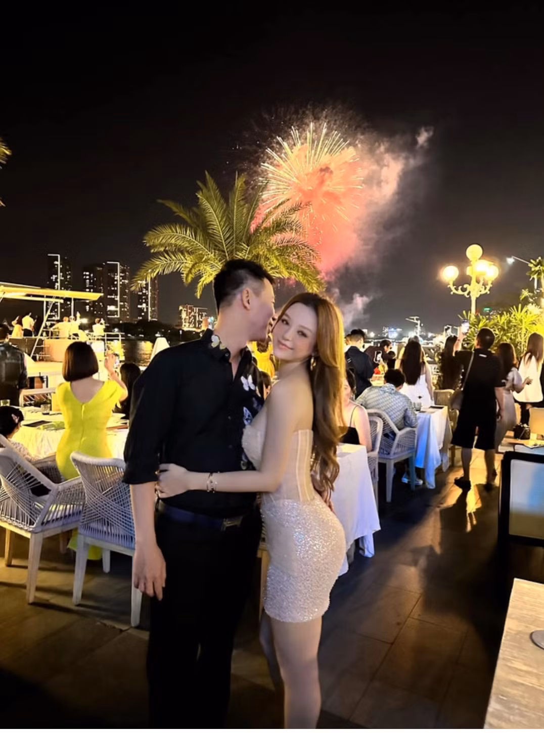 Dù đã ở cạnh nhau 12 năm nhưng tình cảm của cặp đôi vẫn cực mặn nồng, ngọt ngào như lúc mới yêu. Ảnh: FBNV