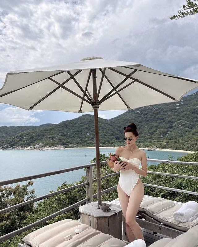 Gái xinh diện monokini dáng quây, điểm nhấn là chi tiết xẻ hông cao khoe khéo thân hình mảnh mai, cân đối.