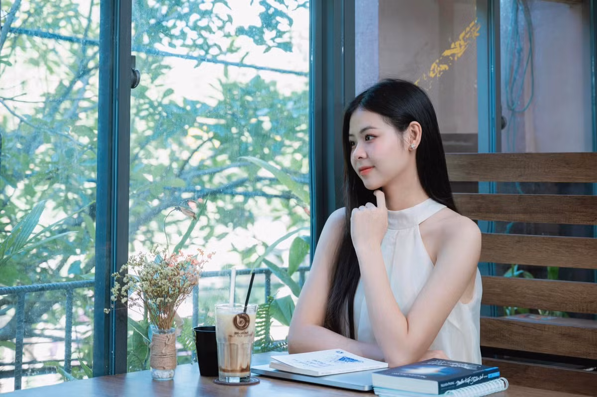 Sau Miss World Vietnam 2023, Ngân Hà trở thành cái tên được nhiều nhà thiết kế mời trình diễn trong BST của mình nhờ nét đẹp đậm chất Á Đông.