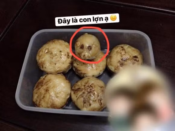 Người làm bánh nhìn bánh có hình thù giống con lợn.