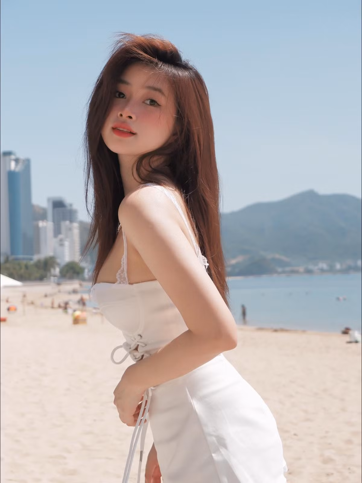 Sở hữu thân hình cao ráo, mảnh mai nên Mai Linh cũng tự tin diện trang phục gợi cảm.