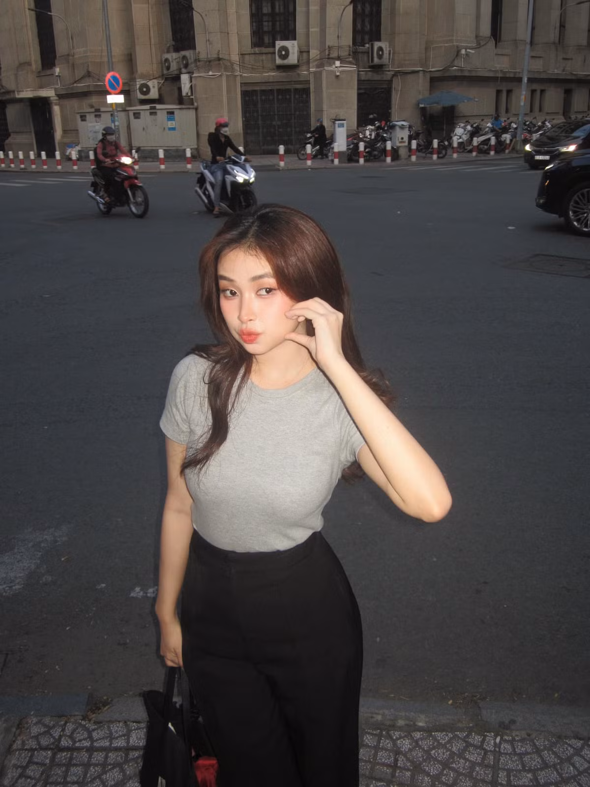 Mailiingg tên thật là Dương Mai Linh, sinh năm 2002 là gái xinh thường xuyên xuất hiện trên các diễn đàn từ TikTok đến Facebook. Lý do khiến cô nổi tiếng chính là nhờ phong cách "thời ông bà anh" mà cô nàng theo đuổi bấy lâu.