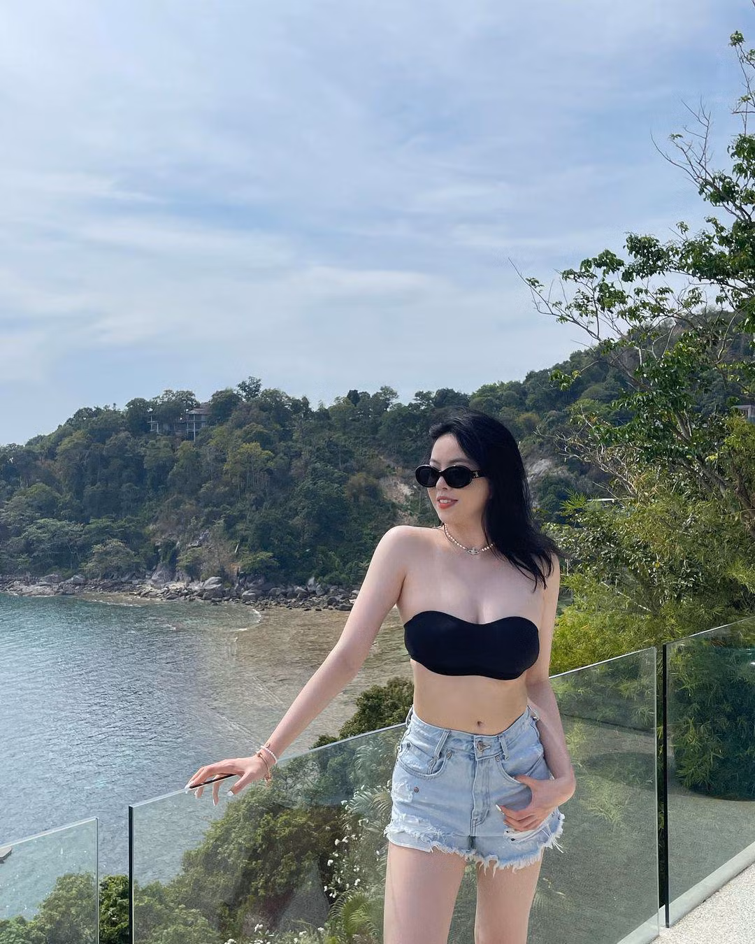 Trên trang Instagram cá nhân, ái nữ này thường xuyên cập nhật hình ảnh đời thường, các chuyến đi chơi, tụ họp cùng bạn bè, song hiếm khi chia sẻ thông tin đời tư.