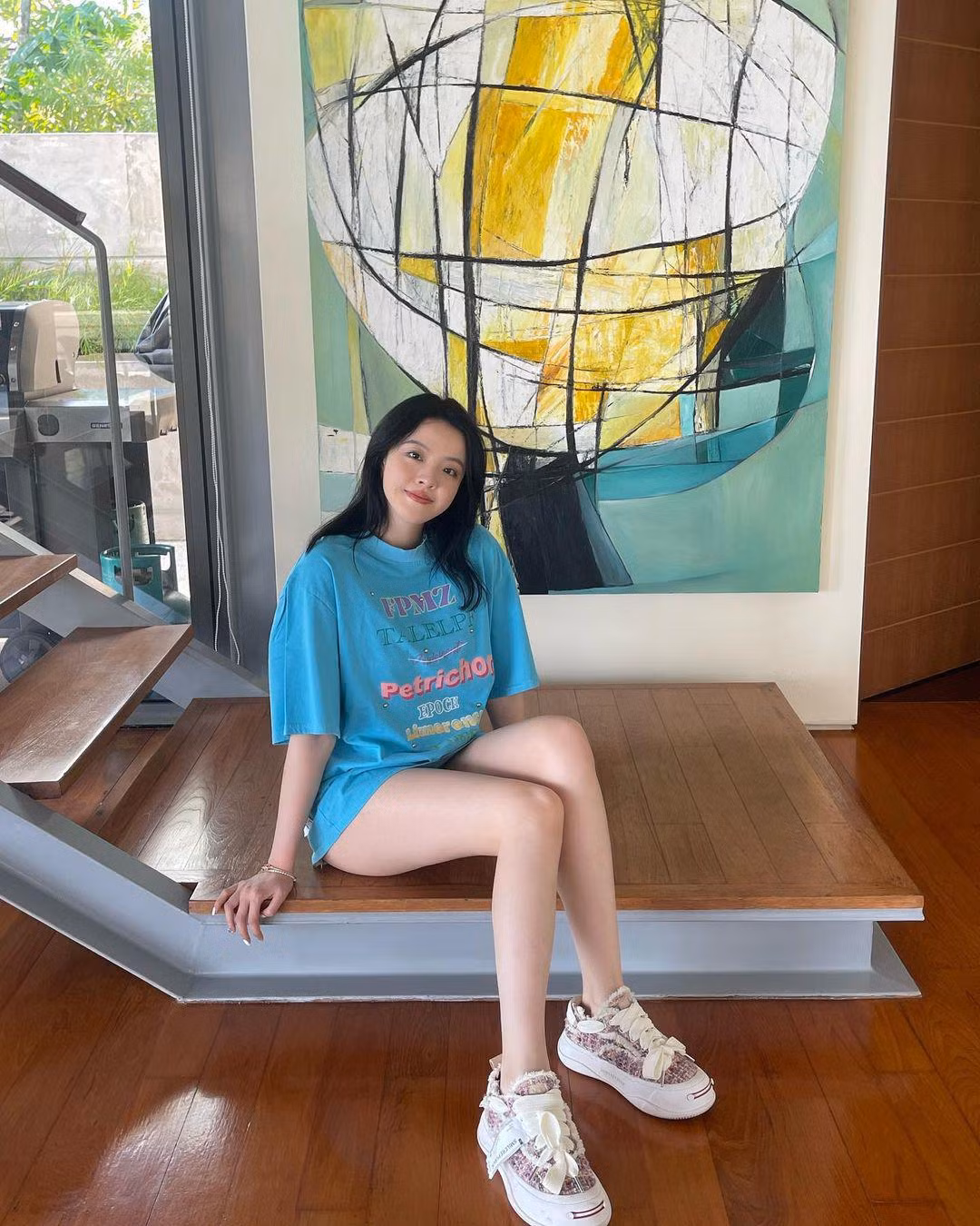 Đại tiểu thư luôn biết cách kết hợp trang phục nửa kín nửa hở hoặc tạo dáng khéo léo để tránh gây phản cảm.