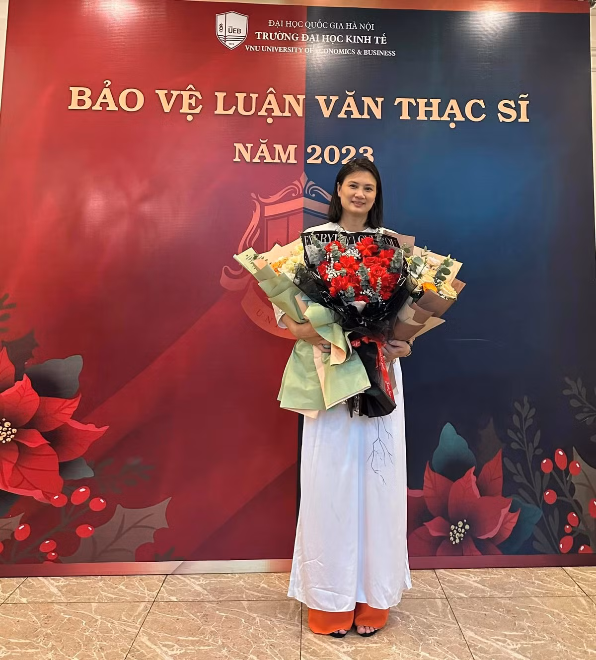 Mới đây, trên trang cá nhân của mình, Hoa khôi bóng chuyền một thời đăng tải hình ảnh đầy rạng rỡ trong buổi lễ trao bằng Thạc sĩ.