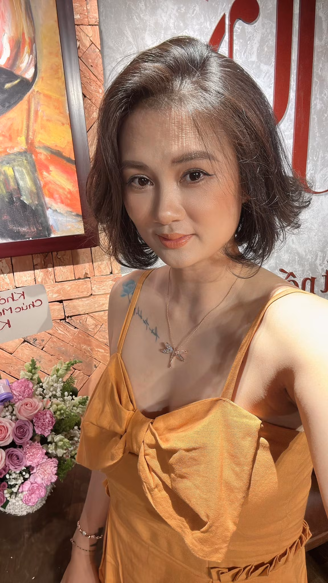 Việc xuất sắc có được tấm bằng thạc sĩ ở độ tuổi tứ tuần này khiến không ít người hâm mộ phải trầm trồ ngưỡng mộ cô.