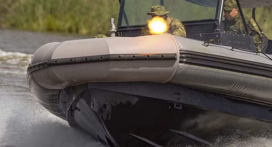 Chiếc BK-10 có chiều dài tổng thể 10,48 m; chiều rộng 3,7 m; mớn nước 0,6 m; lượng giãn nước 3,7 tấn; tải trọng 3,5 tấn; tốc độ tối đa 40 hải lý/giờ, nó được lắp 2 động cơ công suất (2 x 300) kW; tầm hoạt động 22 hải lý.
