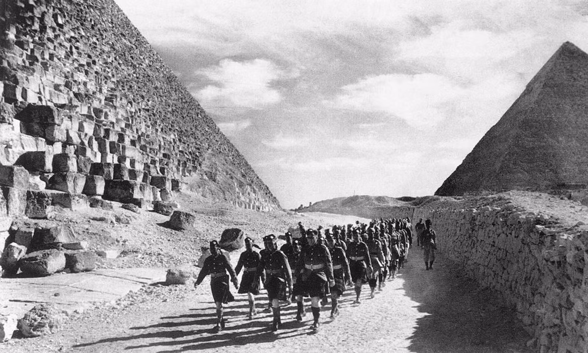 Binh sĩ Anh và Ấn Độ hành quân qua các kim tự tháp kỳ vĩ ở sa mạc Bắc Phi ngày 9/12/1940.