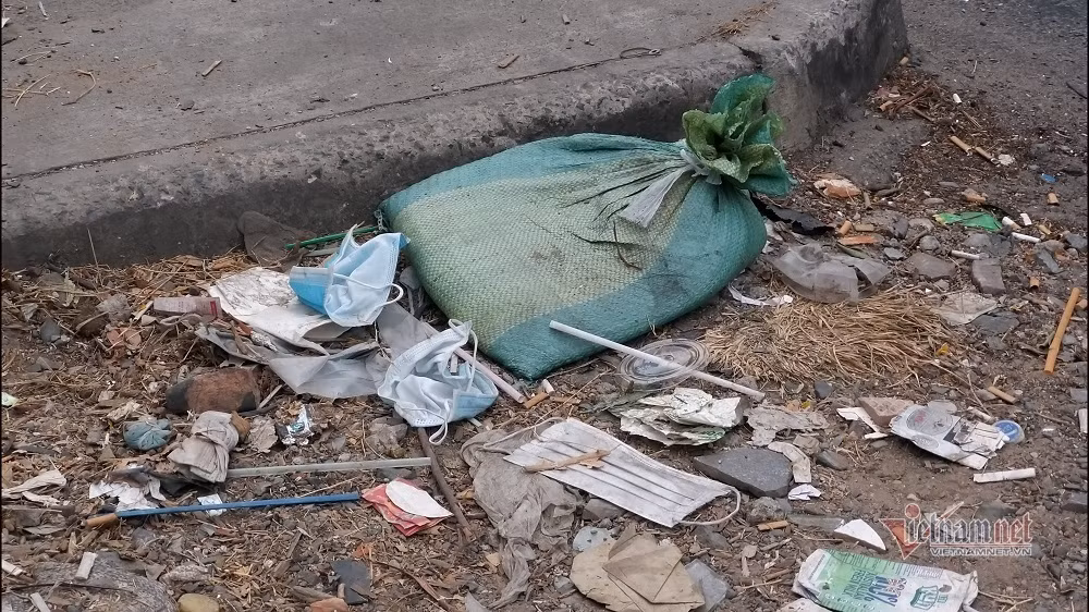 Ngoài rác, những chiếc khẩu trang cũng được vứt bừa bãi nơi vỉa hè gần khu vực cầu Bình Triệu