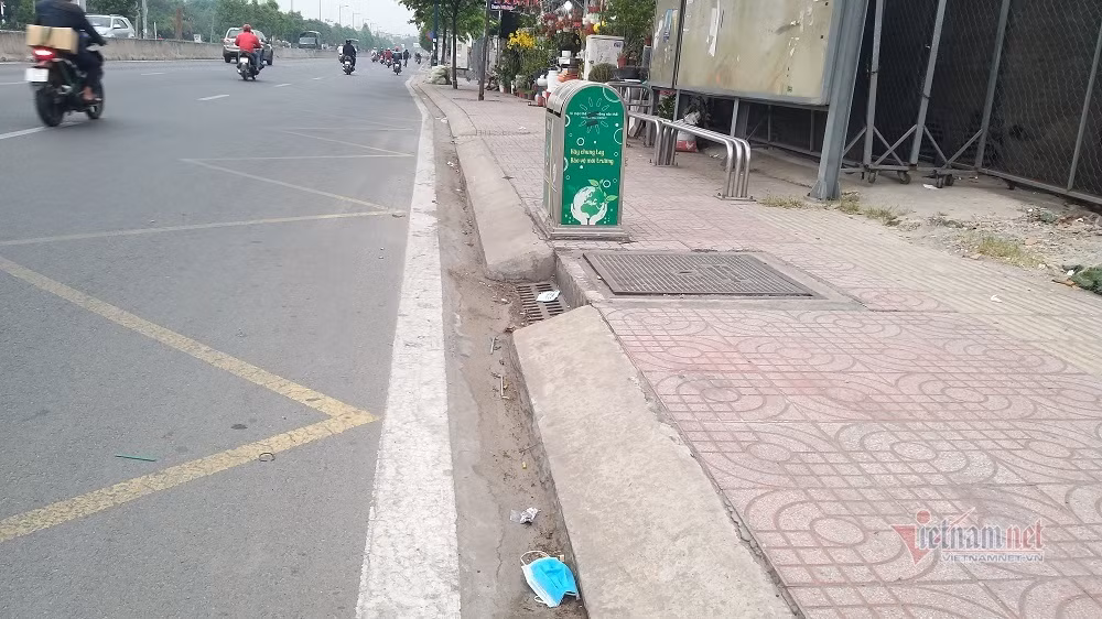 Phía trước có thùng rác nhưng người dân không vứt, mà mặc nhiên quăng xuống đường