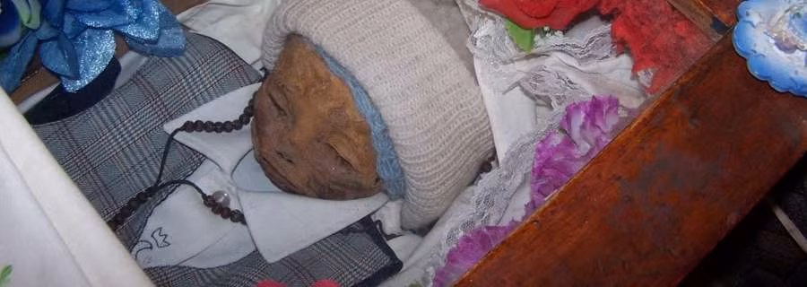 Miguel Ángel Gaitán còn được biết đến với tên gọi El Angelito Milagroso (trong tiếng Tây Ban Nha có nghĩa là “cậu bé có năng lực thần kỳ"). Sau khi qua đời, quan tài bé trai này xảy ra chuyện kỳ bí khó lý giải.