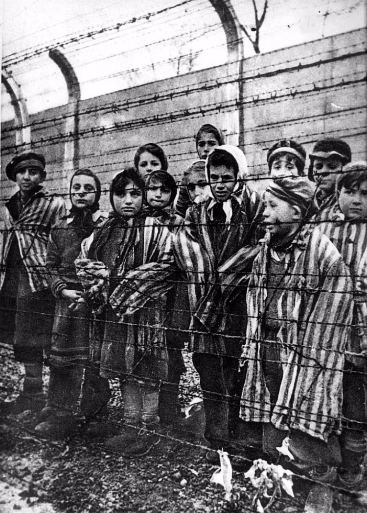 Sau 30 năm chạy trốn, vào ngày 7/2/1979, Mengele chết trên bãi biển tại Bertioga, Embu, Braxin vì bị một cơn đột quỵ khi bơi lội trên biển. video: Tiếp tục truy tìm tội phạm chiến tranh thời phát xít Đức (nguồn: VCT14)
