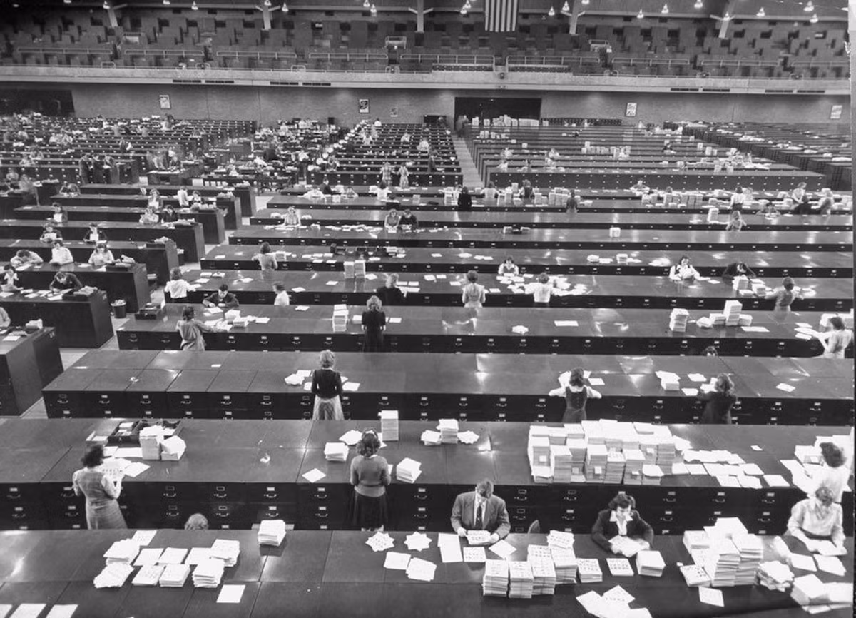 Mỗi tháng, FBI nhận được khoảng 110.000 yêu cầu kiểm tra, so sánh dấu vân tay thu thập được tại hiện trường vụ án xem có trùng khớp với tài liệu dấu vân tay của cá nhân nào trong kho lưu trữ hay không.