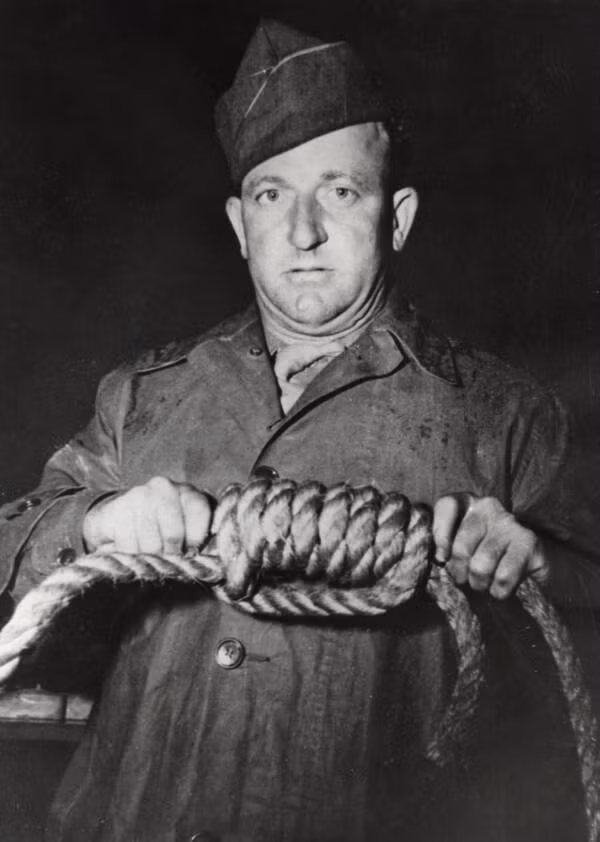 Cũng có không ít "tay sai" của Hitler bị hành quyết bởi tội ác rùng rợn đã gây ra. Để khiến chúng chết trong đau đớn hơn nhiều lần mức bình thường, người hành hình đã thực hiện một số thủ thuật.