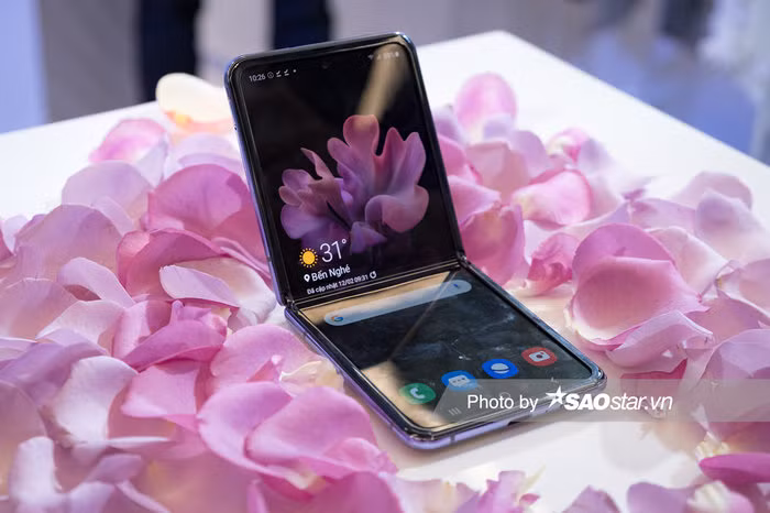 Vi sao Samsung dat ten smartphone gap thu hai la Galaxy Z Flip?