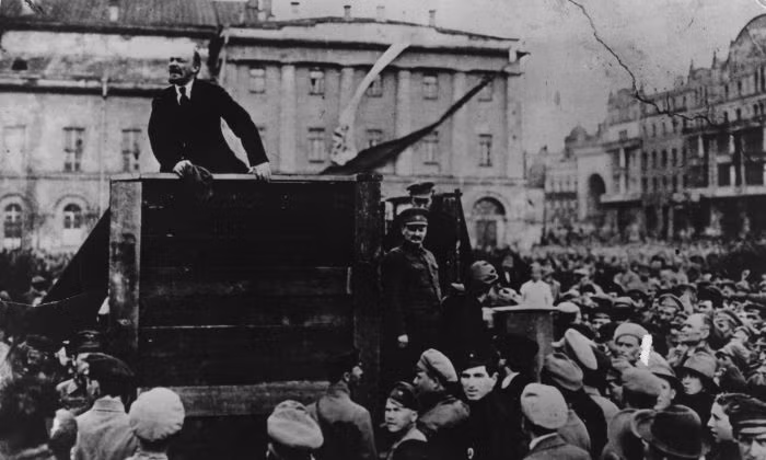 Người thực hiện vụ ám sát này là một phụ nữ Ukraine có tên Fanya Kaplan (28 tuổi).