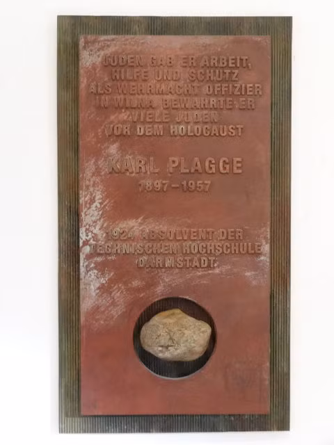 Chính vì điều này, Karl Plagge dần mất niềm tin vào Hitler và phát xít Đức. Kể từ đó, ông bắt đầu bí mật điều trị cho những bệnh nhân người Do Thái.