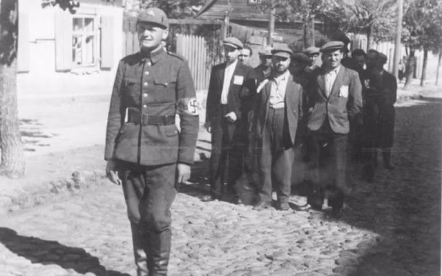 Trước khi Chiến tranh thế giới 2 nổ ra, Karl Plagge biết đến trùm phát xít Hitler khi nghe những bài phát biểu hùng hồn của y về việc sẽ hồi sinh nước Đức. Theo đó, năm 1931, Karl Plagge gia nhập Đức Quốc xã với niềm tin các lời hứa hẹn của Hitler sẽ sớm trở thành hiện thực.