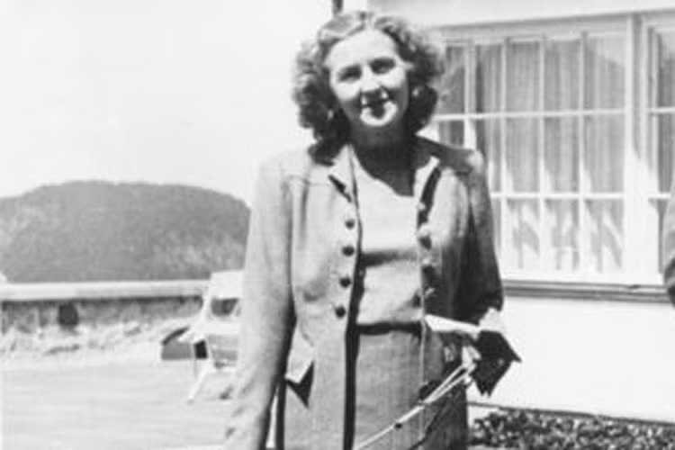 Nhiều chuyên gia cho rằng, sở dĩ Hitler che giấu mối quan hệ tình ái với Eva Braun là bởi sợ công chúng biết chuyện sẽ gây ra ảnh hưởng tiêu cực, khiến chính quyền phát xít Đức "lung lay".