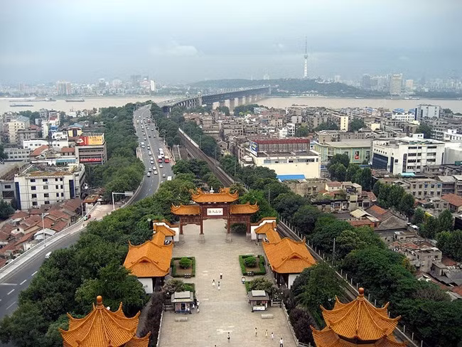 GDP bình quân đầu người của Vũ Hán khoảng 104.132 nhân dân tệ/năm (~347 triệu đồng/năm).