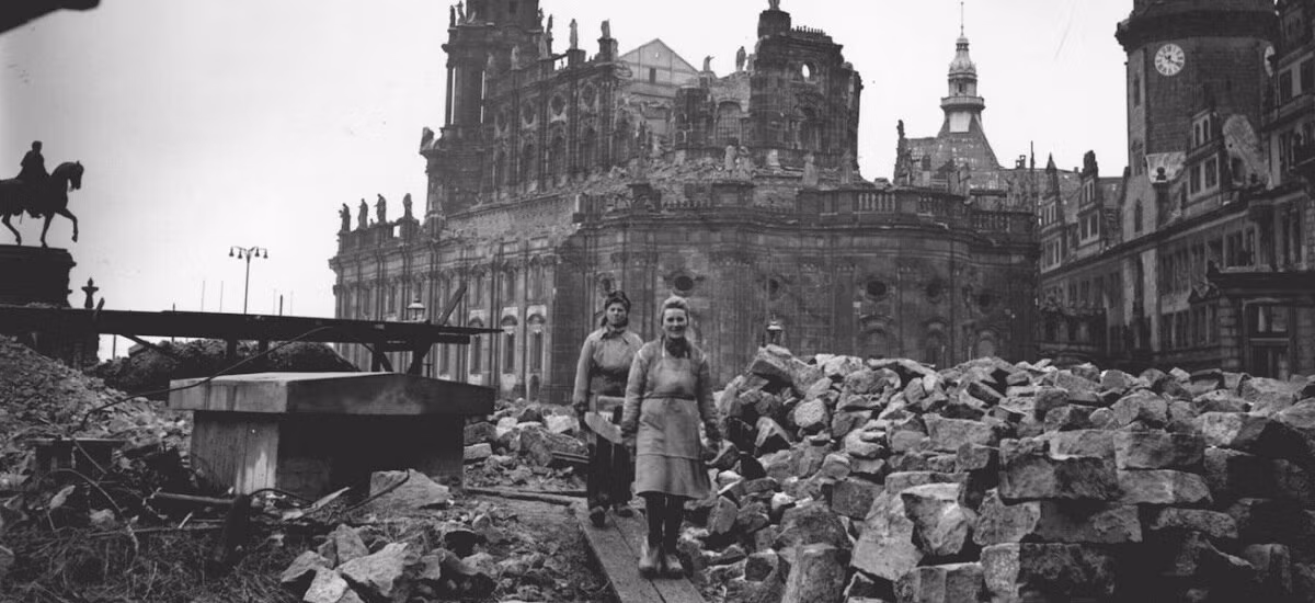 Dù nhiều thành phố châu Âu khác cũng bị dội bom trong Thế chiến 2 nhưng Dresden lại gần như bị phá hủy hoàn toàn nên trở thành biểu tượng của sự hủy diệt trong chiến tranh.