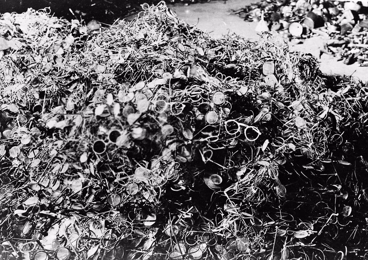 Một đống kính được tìm thấy trong trại tập trung Auschwitz. Số kính này thuộc về các tù nhân.