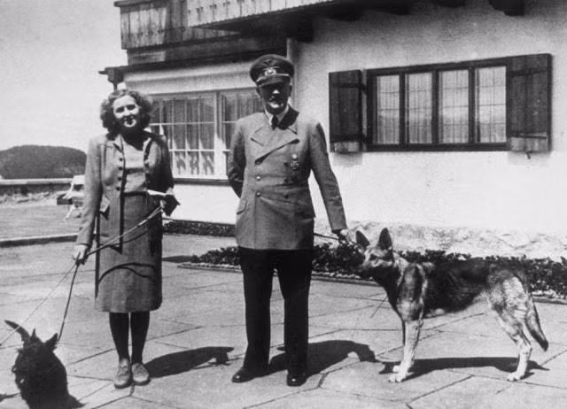 Trùm phát xít Hitler nổi tiếng là nhà độc tài khét tiếng, châm ngòi cho Thế chiến 2 và tàn sát đẫm máu hơn 6 triệu người Do Thái... Tuy nhiên, nhà độc tài Đức quốc xã được cho là khá chung thủy khi có mối tình lâu năm với Eva Braun.