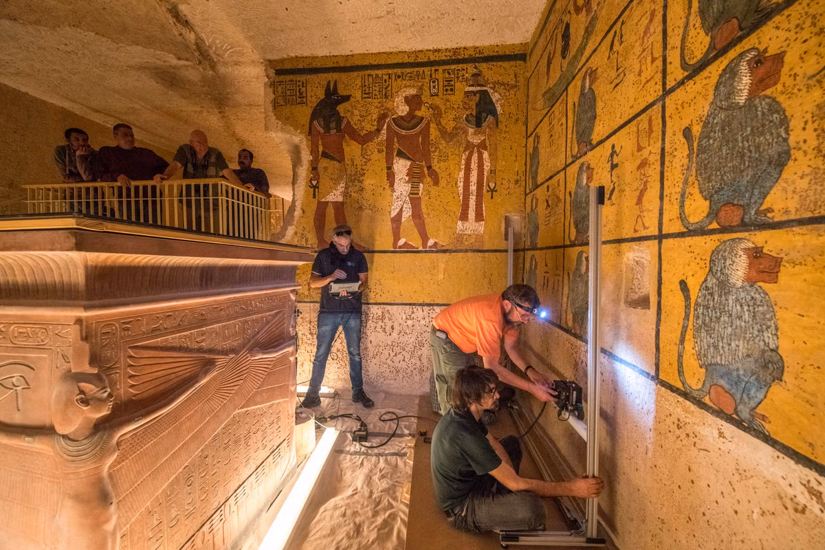 Người ta tin rằng ban đầu lăng mộ được xây cho nữ hoàng Nefertiti. Thế nhưng, vua Tutankhamun không may băng hà sớm nên không kịp chuẩn bị lăng mộ. Vì vậy, nhà vua huyền thoại của Ai Cập được chôn trong lăng mộ vốn dành cho nữ hoàng Nefertiti.