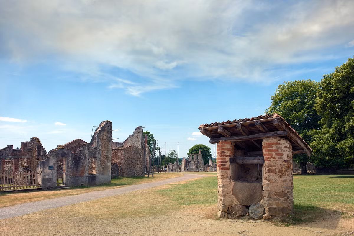 Theo đó, thị trấn Oradour-sur-Glane không còn một bóng người và trở thành thị trấn "ma" vắng lặng rợn người.