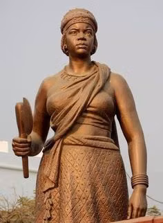 Khi 75 tuổi, Nữ hoàng Nzinga quyết định giải tán hậu cung. Tuy nhiên, bà hoàng này giữ lại bên mình một sủng nam trẻ tuổi nhất để bầu bạn.