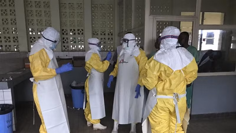 Các chuyên gia cho hay virus Ebola có khả năng vẫn còn tồn tại trong các dịch cơ thể, điển hình là trong tinh trùng của nam giới đã khỏi bệnh.