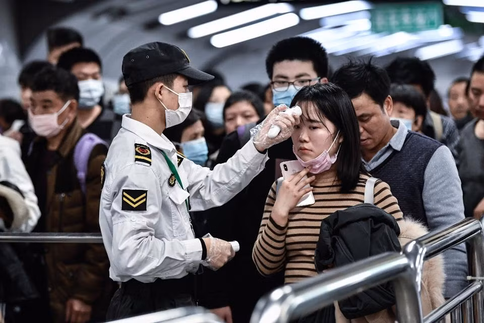 Tuy nhiên, các chuyên gia tại Mỹ nhanh chóng bác bỏ giả thuyết sai lệch trên. Giáo sư sinh hóa Richard Ebright tại Đại học Rutgers, Mỹ cho hay dựa trên bộ gen và đặc tính của virus corona, không có dấu hiệu nào cho thấy đây là chủng virus do con người tạo ra.
